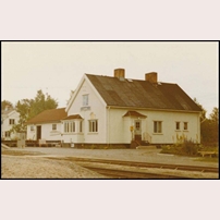 Slagnäs station den 1 september 1971 (eller 1970, uppgifterna varierar). Byggnaden var ursprungligen målad i ljus färg, kanske denna kulör, men blev senast 1991 ommålad i rött. Till vänster skymtar den 2014 nedbrunna banmästar/banvaktsstugan. Bild från Sveriges Järnvägsmuseum.  Foto: Okänd. 