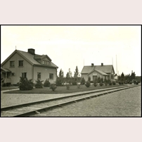 632B-633 Slagnäs 1933. Byggnaden till höger är stationshuset i Slagnäs. Bild från Sveriges Järnvägsmuseum. Foto: Okänd. 