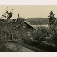 Norsesund hus 9A, skall ha varit en banmästarstuga. Bilden som kommer från Sveriges Järnvägsmuseum anges vara tagen den 28 maj 1926, men uppgiften är osäker, eftersom det finns minst tre olika bilder från Norsesund som uppges vara tagna just den 26 maj men olika år. Foto: Okänd. 