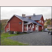 590 Tevlan den 22 september 2007. Här är stugan flyttad och sammanbyggd med f.d. skolan. Foto: Per-Olov Brännlund. 