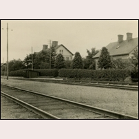 251B Västanfors i höger bildkant. Huset mitt i bilden är bostadshus 9A. Bilden som tagits den 21 juli 1928
 kommer från Sveriges Järnvägsmuseum. Foto: Okänd. 
