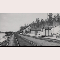Dysjön station från söder den 20 april 1936. Vad kan den närmaste lilla byggnaden ha haft för funktion? Bild från Sveriges Järnvägsmuseum. Foto: Okänd. 