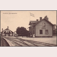 Ekedalen station. Det är okänt när bilden är tagen, men byggnaden till vänster ska ha brunnit ned 1917 vilket ger en fingervisning. Foto: Okänd. 