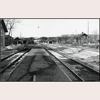353B Torpshammar ses här till höger. Bilden är tagen i västlig riktning, enligt uppgift på 1930- eller 1940-talet. Den kommer från Sveriges Järnmvägsmuseum. Foto: Okänd. 