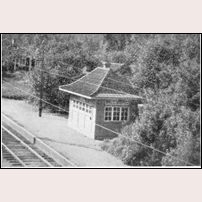 Billsbro hållplats visar tydlig släktskap med en ställverksbyggnad. Bilden är tagen ur Sveriges Järnvägsstationer (1948). Foto: Okänd. 
