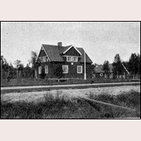 619-620 Åmsele och 623 Åskilje var av denna typ och bilden visar ett av dessa hus, vilket av dem framgår tyvärr inte men sannolikt är det stugan i Åmsele. Bild ur Teknisk-Ekonomisk redogörelse för anläggningen av statsbanan Hällnäs-Stensele (Storuman) 1938. Foto: Okänd. 