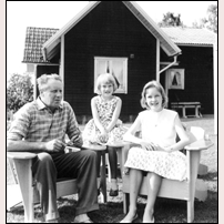 40 Hulteby med banvakten Olof Klasson och döttrarna Kerstin (t.v.) och Monika (t.h.) omkring 1958. Hustrun/mamman tog bilden. Kerstin Klasson har bidragit även med denna bild. Foto: Bojan Klasson. 