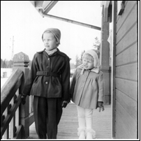40a Upperud med banvaktsflickorna Monika (t.v.) och Kerstin (t.h.) spanande efter något. Familjen flyttade från stugan 1958 och bilden bör vara tagen något år innan dess. Foto: Okänd. 