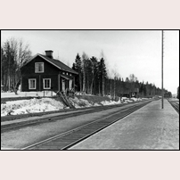 199B Hällnäs, den närmaste stugan år 1941. Längre bort i bilden ligger banvaktsstugan 198 Hällnäs. Bilden kommer från Sveriges Järnvägsmuseum och är tagen inför elektrifieringen av linjen. Foto: Okänd. 