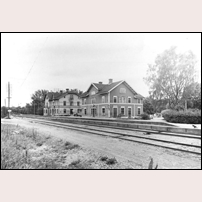 Fritsla station omkring 1930. Byggnaden bortom stationshuset är järnvägshotellet, byggt 1881. Finns fortfarande kvar, ombyggt till bostadshus, till salu 2004. Foto: Okänd. 
