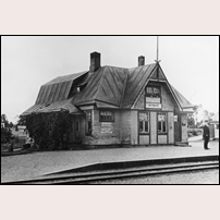 Knivingaryd station omkring 1910, en grotesk skapelse. Bild från Sveriges Järnvägsmuseum. Foto: Okänd. 