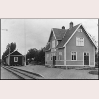 Grönskåra station troligen på 1930-talet. En ensam mjölkkruka väntar på tåget. Foto: Jöran Johansson. 