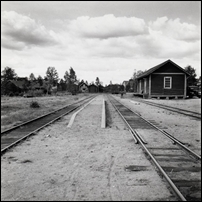 Fagerhult station troligen på 1960-talet. Bilden är tagen mot norr och vi ser banans ändpunkt invid det lilla lokstallet. Bild från Sveriges Järnvägsmuseum. Foto: Okänd. 