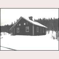 409-410 Kvarnbäcken på en bild senast från 1920-talet, troligen tidigare. Bilden kommer från Sveriges Järnvägsmuseum och anges visa Gällö banmästarstuga, men stugan är vare sig en banmästarstuga eller belägen i Gällö. Foto: Okänd. 