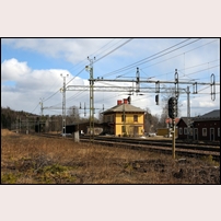 Skorped station den 15 april 2014. Det är glädjande att notera att det fina stationshuset finns kvar. Foto: Mikael Lundberg. 
