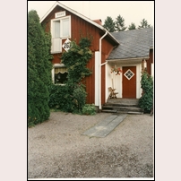 267 Osby den 24 augusti 1996. Nummer- och namnskyltarna har flyttas från spårsidan till gårdssidan.  Foto: Jöran Johansson. 