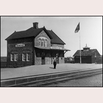 Genevad station. Bilden - från Sveriges Järnvägsmuseum - uppges vara tagen omkring 1913, men den uppgivna fotografen avled redan 1896, så endera uppgiften är oriktig. Foto: Lina Jonn. 