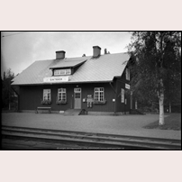 Sikträsk station på 1920- eller 1930-talet. Snyggt och prydligt skulle det vara även vid en ödemarksstation. Bild från Sveriges Järnvägsmuseum. Foto: Okänd. 
