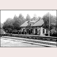 Karlsby station omkring 1910.  Foto: Paul Johansson, Tjällmo. 