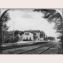 Bjärsjölagård station före 1911, här det ursprungliga stationshuset, ritat av Claes Adelsköld. Bild (utsnitt) från Sveriges Järnvägsmuseum. Foto: Okänd. 