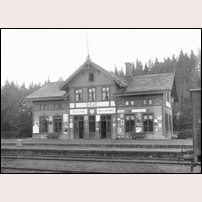 Deje station vid Bergslagernas Järnvägar 1918. Bild från Sveriges Järnvägsmuseum. Foto: Okänd. 
