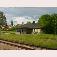 Deje station den 12 juni 2005. Även den här byggnaden har (2011) skattat åt förgängelsen. Foto: Peter Berggren. 