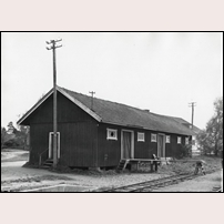 Korsberga station, godsmagasinet omkring 1960. Bild från Sveriges Järnvägsmuseum. Foto: Okänd. 