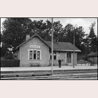 Backaryd station på bild från Sveriges Järnvägsmuseum. Lägg märke till de fina fönstren och dörrarna. Bilden sägs vara tagen omkring 1940. Foto: K. A. Holmér. 