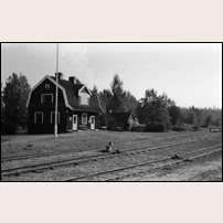 Rydsnäs station 1959. Persontrafiken är nedlagd sedan 1954 och bara godstrafik i vagnslaster förekommer och ska förekomma ännu ett tiotal år. Foto: Jöran Johansson. 