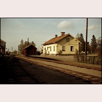 Skärkind station den 9 maj 1964. Trafiken är fortfarande igång, men om några månader ska den upphöra efter 86 år och stationen ska inte längre vara ortens centrum. Foto: Jöran Johansson. 
