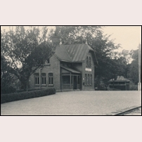 Viderup station den 12 juni 1931, med den gamla stavningen av namnet fortfarande kvar. En typiskt skånsk modell av stationshus. Bild från Sveriges Järnvägsmuseum. Foto: Okänd. 