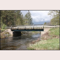Den nya bron över Bulsjöån ca 800 m före stationen i Österbymo. Ån leder Västra och Östra Lägerns vatten ned mot Sommen.   Foto: Hans Källgren. 