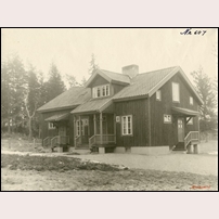 Stavsjö station, bostadshus 9B 1917. Det är den från järnvägen vända sidan som ses här. Bild från Sveriges Järnvägsmuseum. Foto: Okänd. 