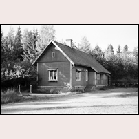 Stavsjö bruk station 1959. 20 år efter nedläggningen av järnvägen är stationshuset oförändrat. Foto: Jöran Johansson. 