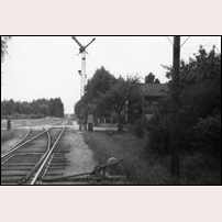 Rangeltorp station (eller mer formellt håll- och lastplats) omkring 1940. Till höger ligger banvaktsstugan 23 Rangeltorp. Bortom vägövergången syns plattformen, den enda "anordningen" för persontrafiken. Bild från Sveriges Järnvägsmuseum. Foto: Okänd. 