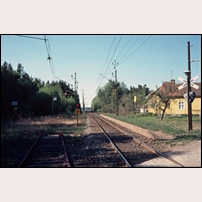 Rangeltorp hållplats den 18 maj 1980. Hållplatsen är fortfarande i bruk och ett antal tåg gör varje dag uppehåll vid behov, men att döma av växtligheten på plattformen verkar behovet inte överdrivet stort.  Foto: Göran Bæckström. 