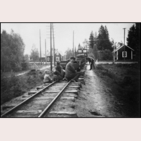 KLJ banvaktsstuga nr 1 Lessebo (huset till höger) har kommit med på den här bilden från upprivningen av banan. Järnvägen las ned i månsdsskiftet april-maj 1948, så man kan anta att bilden är tagen på sommaren samma år. Rivningståget dras av motorlok nr 1. Bild från Sveriges Järnvägsmuseum. Foto: Okänd. 
