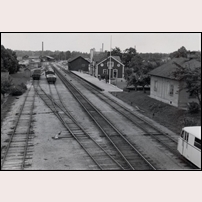 Vrena station mot söder, bilden tagen i augusti 1951 inför elektrifieringen av TGOJ 1951. Längst bort ligger Vrena sågverk. Bild från Sveriges Järnvägsmuseum. Foto: Okänd. 