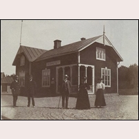 Skorpetorp station omkring 1907. Mannen längst till vänster är stationsmästaren Carl Ivar Alexius Bæckström (1882-1940), som förestod stationen från det den öppnades i januari 1907 till 1918. Hans sonson Göran Bæckström har tillhandahållit bilden. Foto: Okänd. 