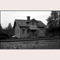 Tallås station den 19 juni 1967. Stationen är nedlagd sedan 1959 men timmertågen ska gå förbi Tallås ännu ett år. Sedan återstår bara trafik med museitåg.  Foto: Jöran Johansson. 