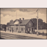 Vadsbro station, gamla stationshuset senast 1909 (kortet postgånget då).  Foto: Okänd. 
