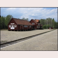 Röjan station den 23 maj 2014 med ett stationshus av typisk inlandsbanemodell, välhållet och ett värdefullt inslag i järnvägsmiljön. Foto: Jöran Johansson. 