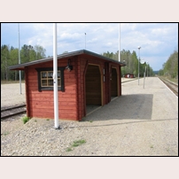 Röjan station den 23 maj 2014 med nyuppförd väntkur. Foto: Jöran Johansson. 