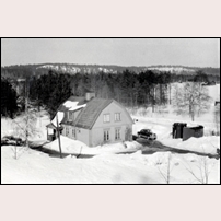 Hälsingtuna hållplats på 1950-talet. Järnvägen kan anas på bortsidan av stugan. Bild från Sockenbilder.se. Foto: Okänd. 