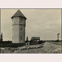 Jutsajaure station troligen på 1920-talet. Det här fina och påkostade vattentornet byggdes innan man hade klart för sig var vattenstationerna borde placeras. Snart visade den sig obehövlig och slopades. På en spårplan som anges vara från 1940 finns tornet kvar men vattenhästen är borta. Foto: Okänd. 