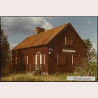 Jutsajaure station omkring 1965. Troligen avbemannades platsen 1958 då den degraderades till hållplats för rälsbussar. Bild från Sveriges Järnvägsmuseum. Foto: Okänd. 