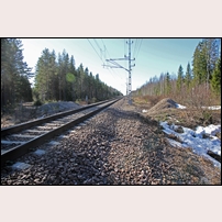 146 Murholmen den 4 april 2015. Bilden visar linjen söderut där den sedan länge rivna stugan låg till höger ungefär mittför den närmaste kontaktledningsstolpen. Foto: Olle Thåström. 