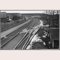 393 Högboda syns ett stycke bort till vänster. Bilden är tagen österut från stationshusets övervåning inför elektrifieringen av bandelen på 1930-talet (klar 1937). Bilden kommer från Sveriges Järnvägsmuseum. Foto: Okänd. 