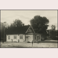 Roslags-Näsby station med äldsta stationshuset på en bild troligen från 1930-talet. Foto: Okänd. 