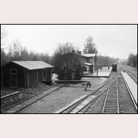 Forsbacka station 1902 med den gamla stationsbyggnaden. Bild från Sveriges Järnvägsmuseum. Foto: Okänd. 